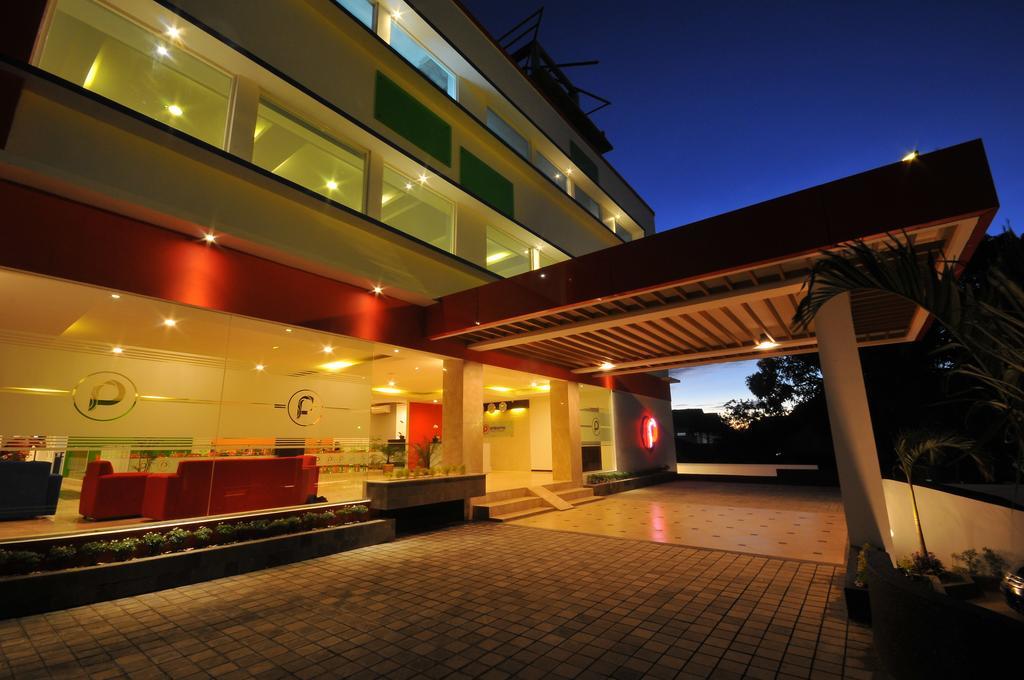 Pratama Hotel & Convention 마타람 외부 사진