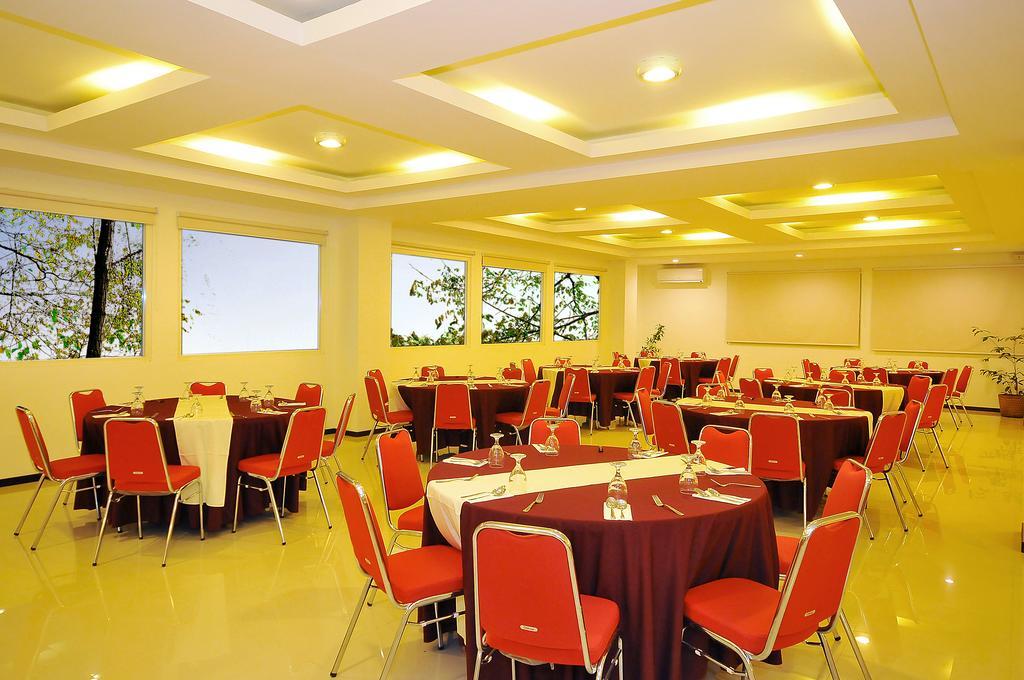 Pratama Hotel & Convention 마타람 외부 사진
