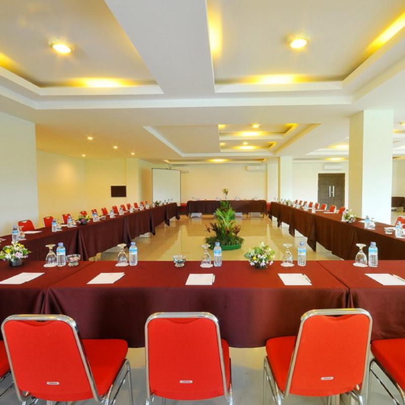 Pratama Hotel & Convention 마타람 외부 사진